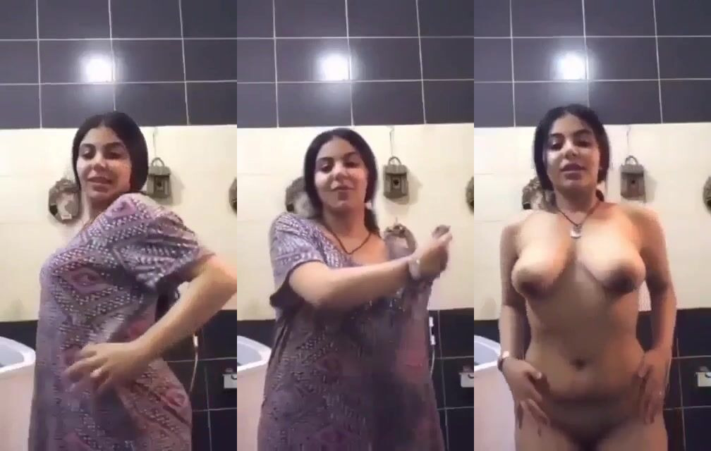 قحبة بتصور النودز لحبيبها في الحمام وتعرض بزازها