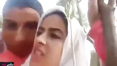 محجبة مغربية تتناك خفي في الحديقة مع حبيبها