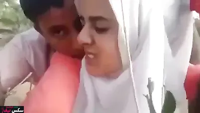 محجبة مغربية تتناك خفي في الحديقة مع حبيبها