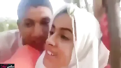 محجبة مغربية تتناك خفي في الحديقة مع حبيبها