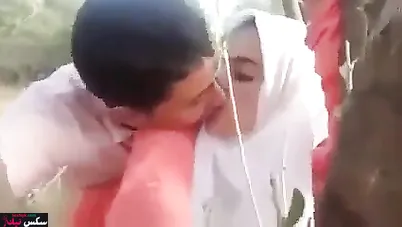 محجبة مغربية تتناك خفي في الحديقة مع حبيبها