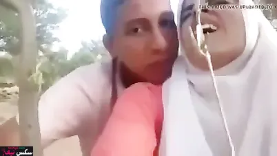 محجبة مغربية تتناك خفي في الحديقة مع حبيبها