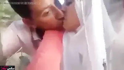 محجبة مغربية تتناك خفي في الحديقة مع حبيبها