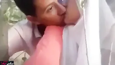 محجبة مغربية تتناك خفي في الحديقة مع حبيبها