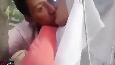 محجبة مغربية تتناك خفي في الحديقة مع حبيبها