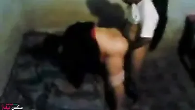 صعيدي واخد جارته المربربة البيت وفاشخ طيزها نيك