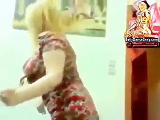 سكس مصري رقص وبوس لشرموطة مربربة مع مديرها
