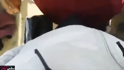 جزائرية بتحط ترمتها الكبيرة على زب بائع الخضار