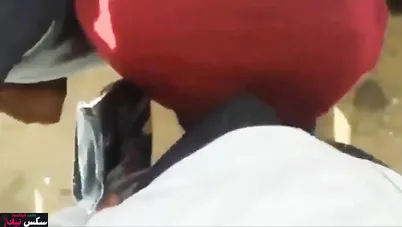 جزائرية بتحط ترمتها الكبيرة على زب بائع الخضار