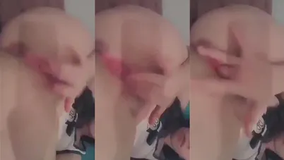 شرموطة جزائرية بتبعص كسها الوردي وتتصور