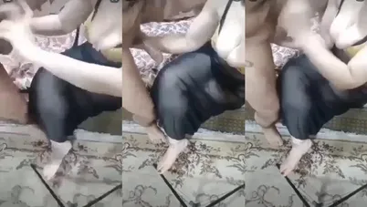 مصرية ببزاز كبيرة نازله في زب جوزها الديوث مص