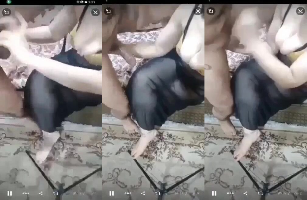 مصرية ببزاز كبيرة نازله في زب جوزها الديوث مص