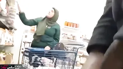 شاب فاجر يخرب زبه امام الستات في السوبر ماركت