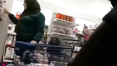 شاب فاجر يخرب زبه امام الستات في السوبر ماركت