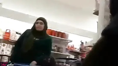 شاب فاجر يخرب زبه امام الستات في السوبر ماركت