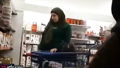 شاب فاجر يخرب زبه امام الستات في السوبر ماركت