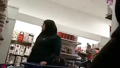 شاب فاجر يخرب زبه امام الستات في السوبر ماركت