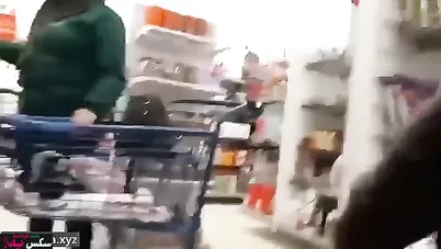 شاب فاجر يخرب زبه امام الستات في السوبر ماركت