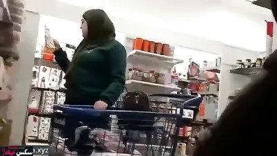 شاب فاجر يخرب زبه امام الستات في السوبر ماركت