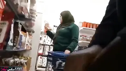 شاب فاجر يخرب زبه امام الستات في السوبر ماركت