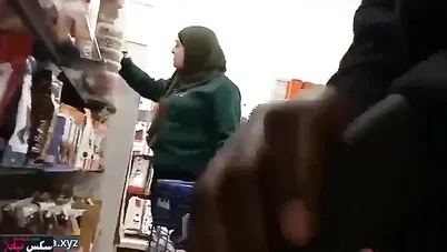 شاب فاجر يخرب زبه امام الستات في السوبر ماركت