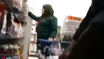 شاب فاجر يخرب زبه امام الستات في السوبر ماركت