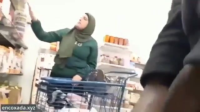 شاب فاجر يخرب زبه امام الستات في السوبر ماركت