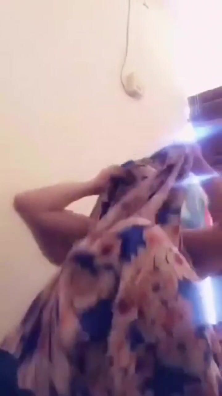 مغربية بتعرض طيزها الكبيرة وبزازها المربربة