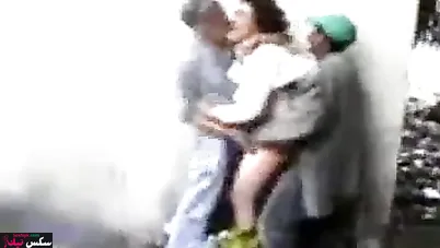 جزائرية شرموطة تتناك على الواقف من عمال بناء