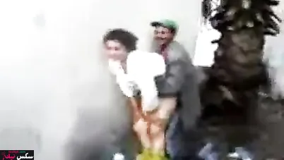 جزائرية شرموطة تتناك على الواقف من عمال بناء