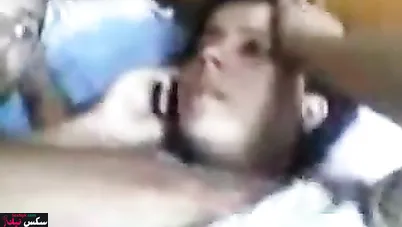 المتناكة بتتفشخ من عشيقها على السرير وتكلم جوزها