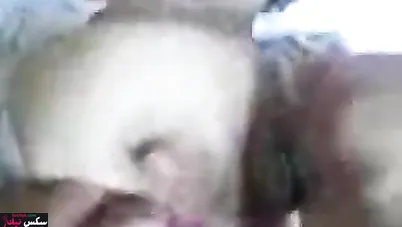 المتناكة بتتفشخ من عشيقها على السرير وتكلم جوزها