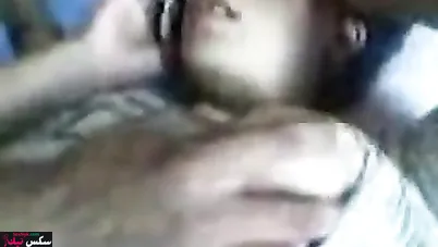 المتناكة بتتفشخ من عشيقها على السرير وتكلم جوزها