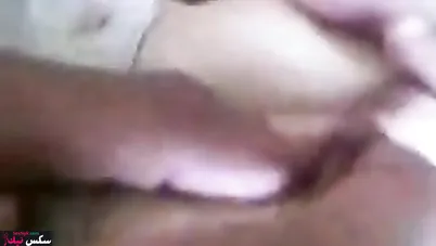 المتناكة بتتفشخ من عشيقها على السرير وتكلم جوزها