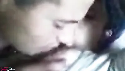 المتناكة بتتفشخ من عشيقها على السرير وتكلم جوزها