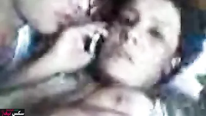 المتناكة بتتفشخ من عشيقها على السرير وتكلم جوزها