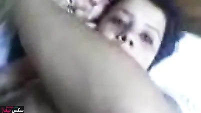 المتناكة بتتفشخ من عشيقها على السرير وتكلم جوزها