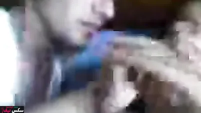 المتناكة بتتفشخ من عشيقها على السرير وتكلم جوزها