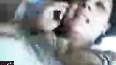 المتناكة بتتفشخ من عشيقها على السرير وتكلم جوزها