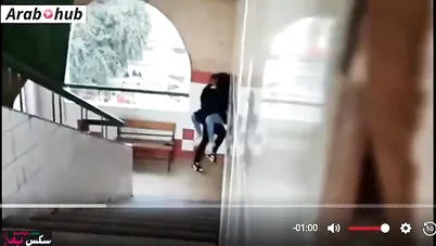 شاب بينيك زميلته في المدرسة علي السلم وبيتصورو