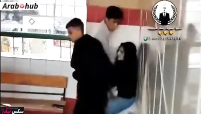 شاب بينيك زميلته في المدرسة علي السلم وبيتصورو