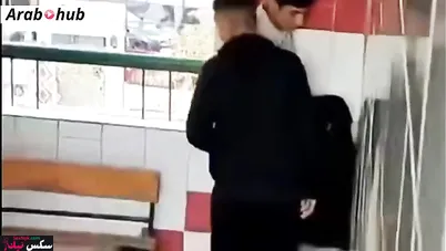 شاب بينيك زميلته في المدرسة علي السلم وبيتصورو