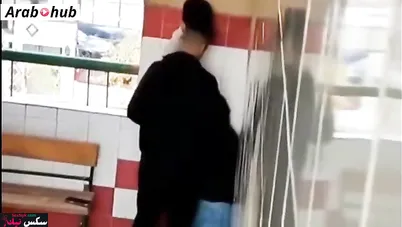 شاب بينيك زميلته في المدرسة علي السلم وبيتصورو