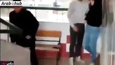 شاب بينيك زميلته في المدرسة علي السلم وبيتصورو