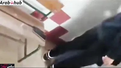 شاب بينيك زميلته في المدرسة علي السلم وبيتصورو