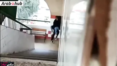 شاب بينيك زميلته في المدرسة علي السلم وبيتصورو