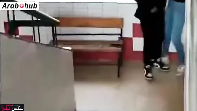 شاب بينيك زميلته في المدرسة علي السلم وبيتصورو