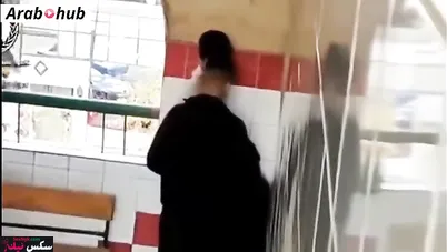 شاب بينيك زميلته في المدرسة علي السلم وبيتصورو