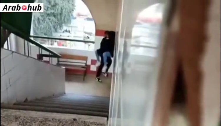 شاب بينيك زميلته في المدرسة علي السلم وبيتصورو