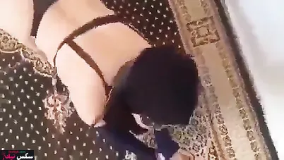 قحبة جزائرية تتناك وتلحس رجلين حبيبها